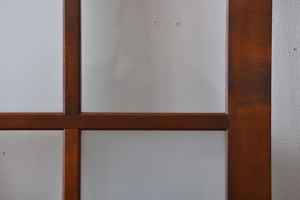 市松模様ガラスの背の高いガラス格子戸