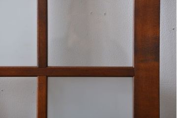 市松模様ガラスの背の高いガラス格子戸