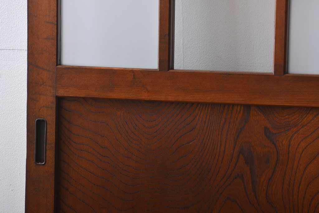 市松模様ガラスの背の高いガラス格子戸