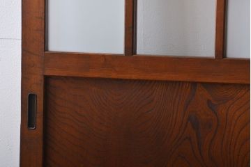 市松模様ガラスの背の高いガラス格子戸