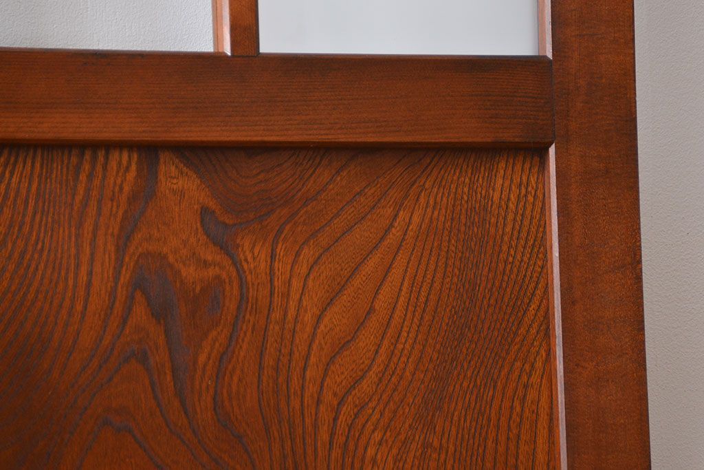 市松模様ガラスの背の高いガラス格子戸