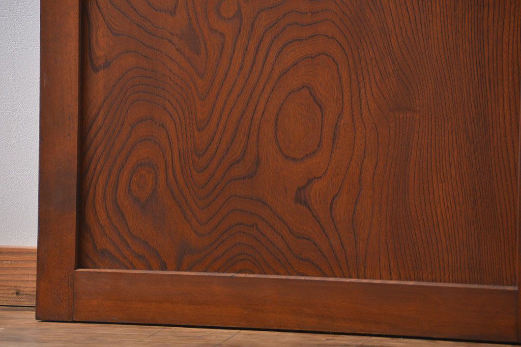 市松模様ガラスの背の高いガラス格子戸