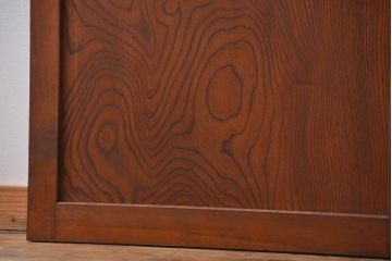 市松模様ガラスの背の高いガラス格子戸