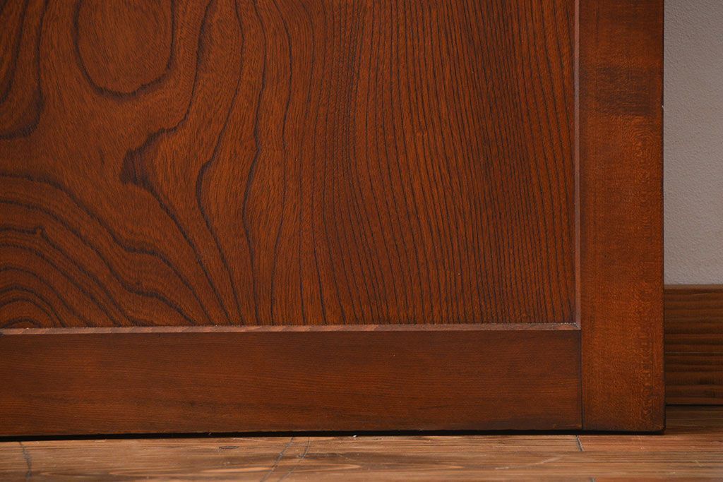 市松模様ガラスの背の高いガラス格子戸