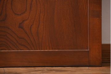 市松模様ガラスの背の高いガラス格子戸