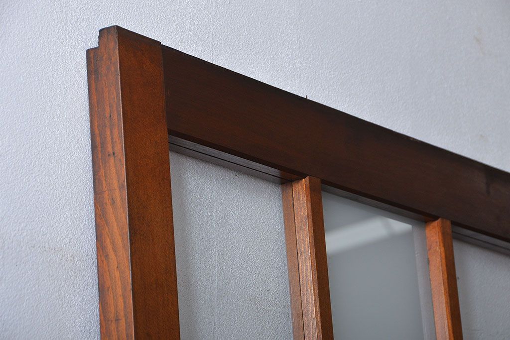 市松模様ガラスの背の高いガラス格子戸