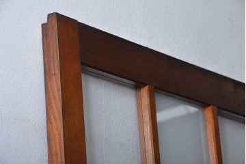 市松模様ガラスの背の高いガラス格子戸