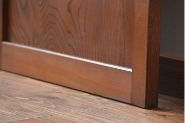 市松模様ガラスの背の高いガラス格子戸