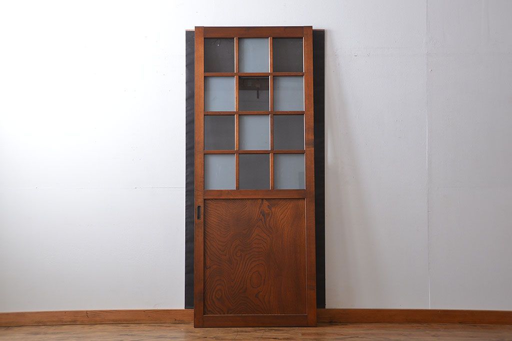 市松模様ガラスの背の高いガラス格子戸