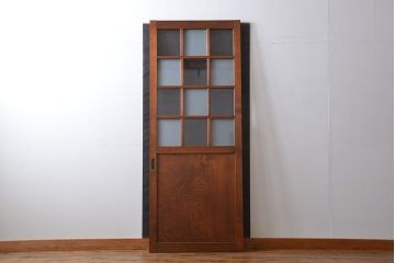 市松模様ガラスの背の高いガラス格子戸