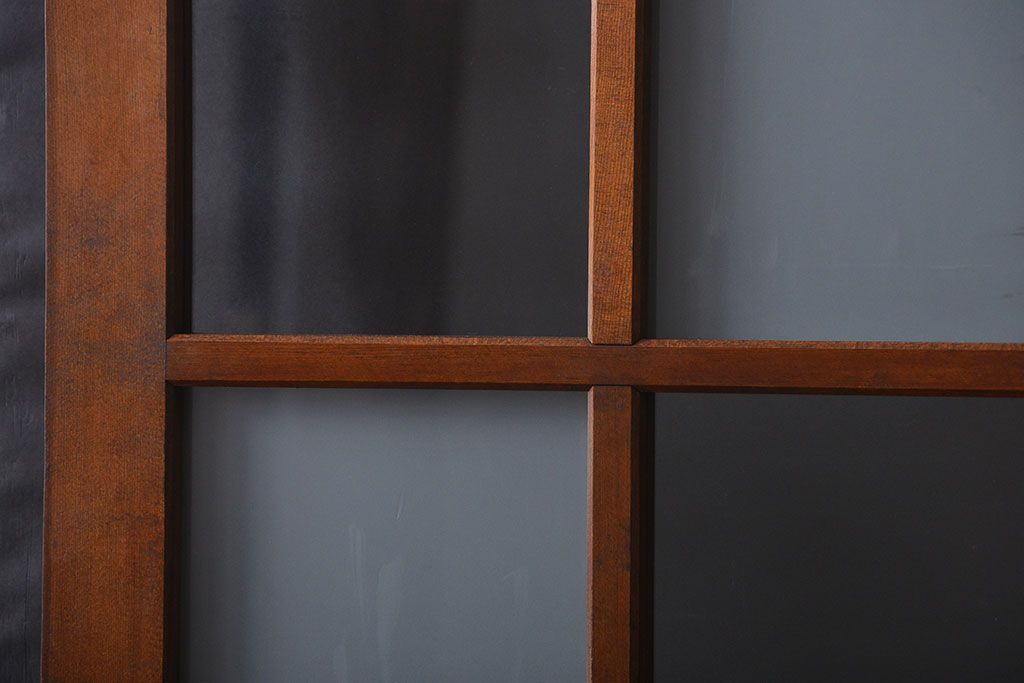 市松模様ガラスの背の高いガラス格子戸