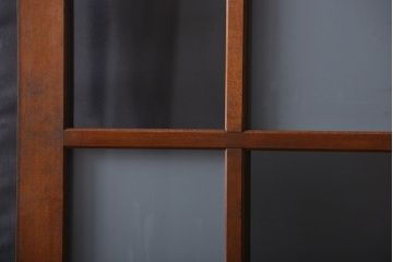 市松模様ガラスの背の高いガラス格子戸