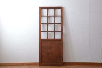 市松模様ガラスの背の高いガラス格子戸