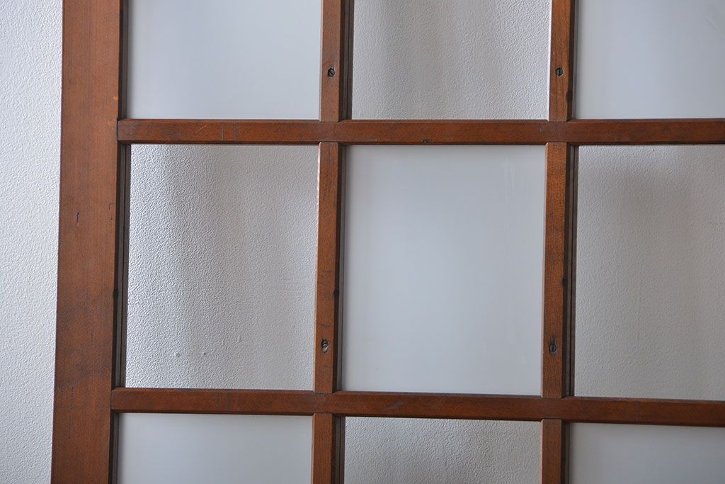 市松模様ガラスの背の高いガラス格子戸