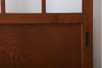 市松模様ガラスの背の高いガラス格子戸