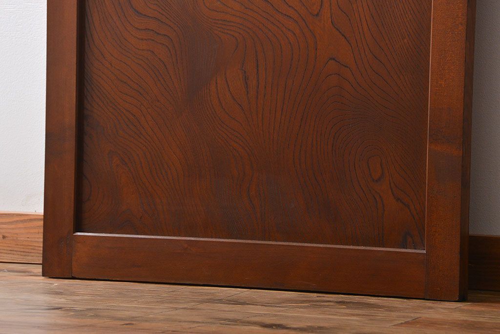 市松模様ガラスの背の高いガラス格子戸