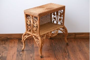 アンティーク家具　イギリスアンティーク　トウ(籐)でできたサイドテーブル