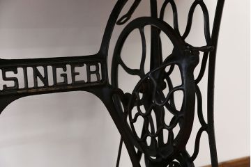 アンティーク家具　イギリスアンティーク オーク材!シンガーミシン脚テーブル(1)