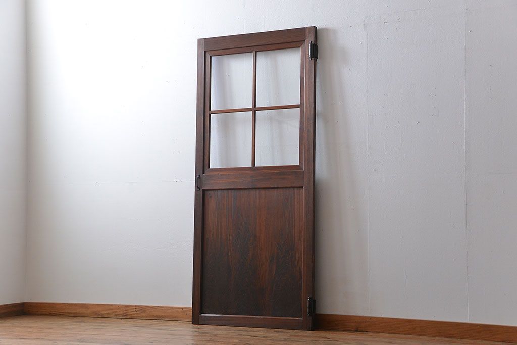 ヒノキ材　木目が印象的な自由蝶番付きガラスドア