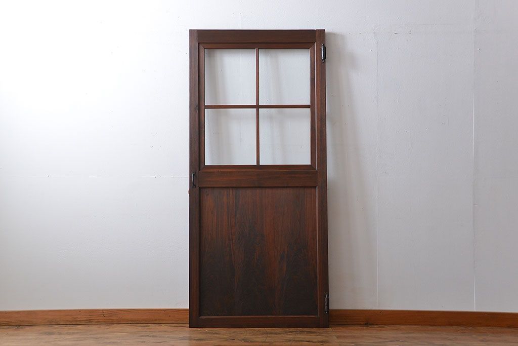 ヒノキ材　木目が印象的な自由蝶番付きガラスドア