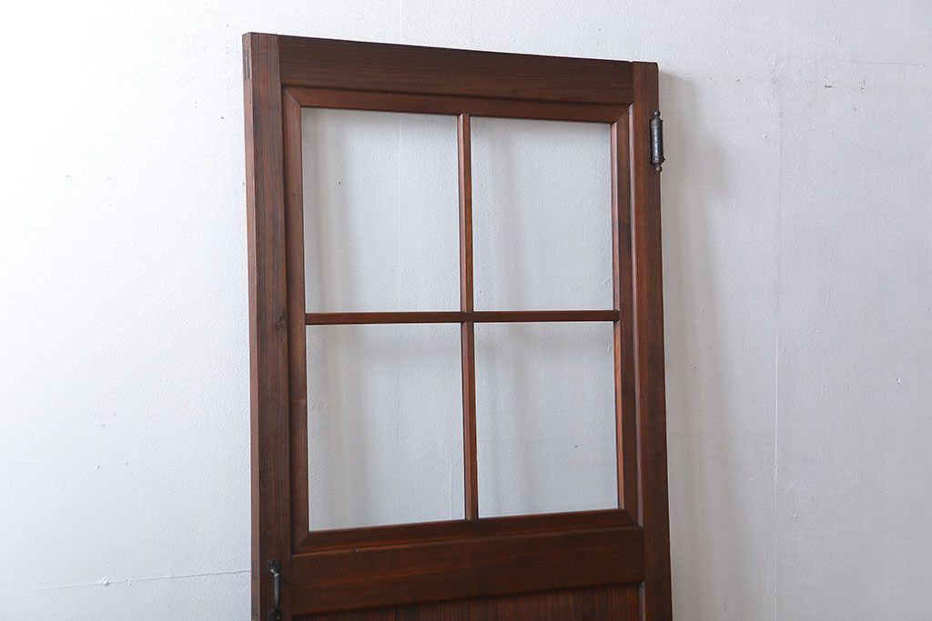 ヒノキ材　木目が印象的な自由蝶番付きガラスドア