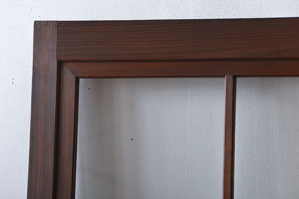 ヒノキ材　木目が印象的な自由蝶番付きガラスドア