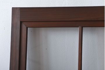 ヒノキ材　木目が印象的な自由蝶番付きガラスドア