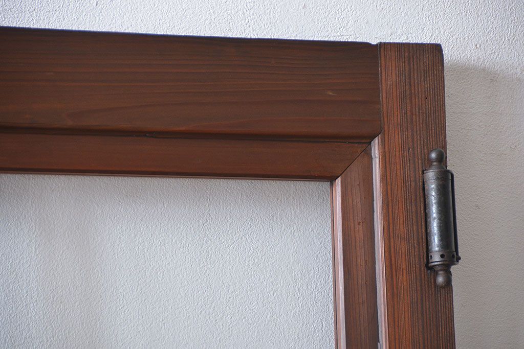 ヒノキ材　木目が印象的な自由蝶番付きガラスドア