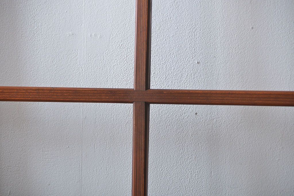 ヒノキ材　木目が印象的な自由蝶番付きガラスドア