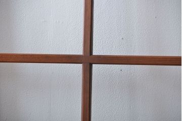 ヒノキ材　木目が印象的な自由蝶番付きガラスドア