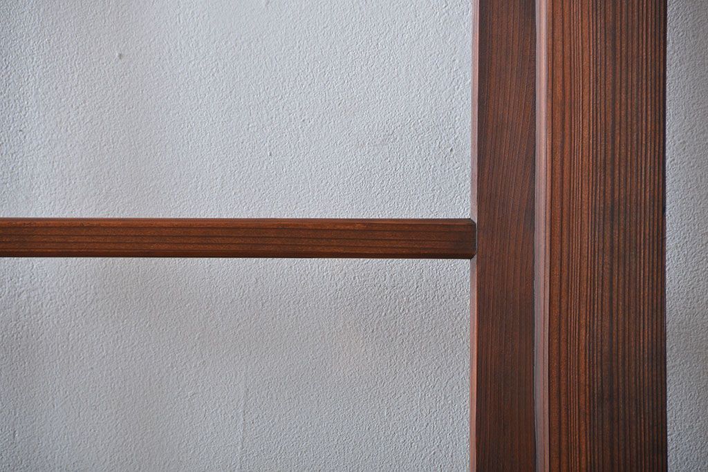 ヒノキ材　木目が印象的な自由蝶番付きガラスドア