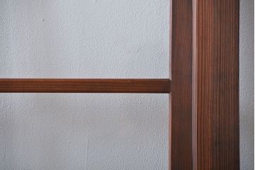 ヒノキ材　木目が印象的な自由蝶番付きガラスドア