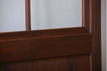 ヒノキ材　木目が印象的な自由蝶番付きガラスドア