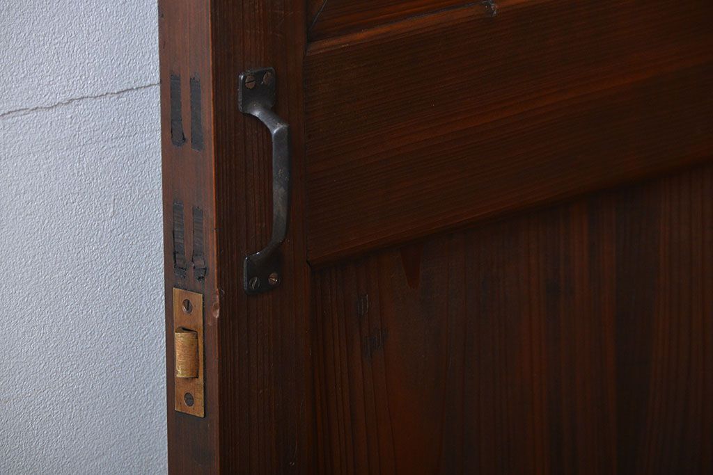 ヒノキ材　木目が印象的な自由蝶番付きガラスドア