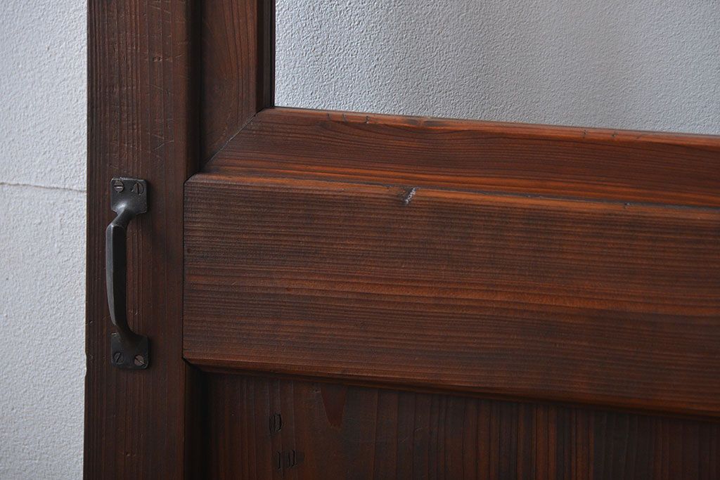 ヒノキ材　木目が印象的な自由蝶番付きガラスドア