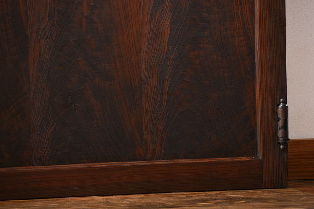 ヒノキ材　木目が印象的な自由蝶番付きガラスドア