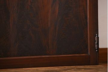 ヒノキ材　木目が印象的な自由蝶番付きガラスドア