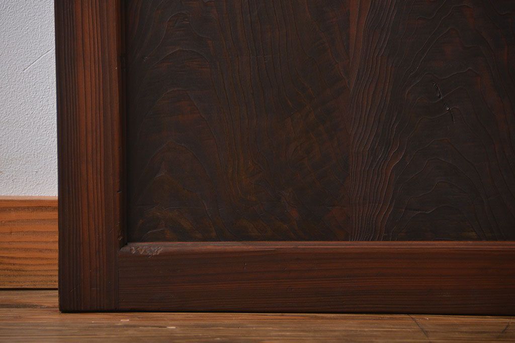 ヒノキ材　木目が印象的な自由蝶番付きガラスドア