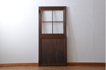 ヒノキ材　木目が印象的な自由蝶番付きガラスドア