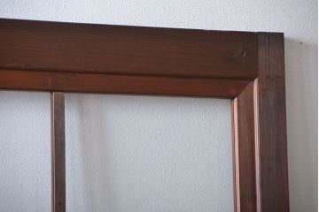 ヒノキ材　木目が印象的な自由蝶番付きガラスドア