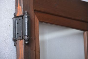 ヒノキ材　木目が印象的な自由蝶番付きガラスドア
