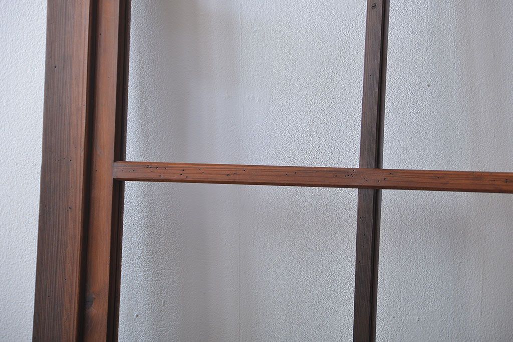 ヒノキ材　木目が印象的な自由蝶番付きガラスドア