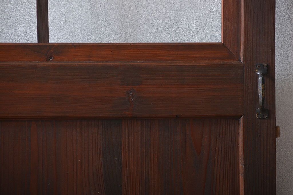 ヒノキ材　木目が印象的な自由蝶番付きガラスドア