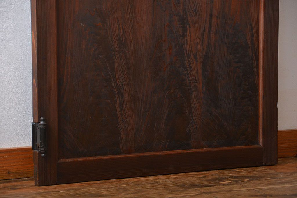 ヒノキ材　木目が印象的な自由蝶番付きガラスドア