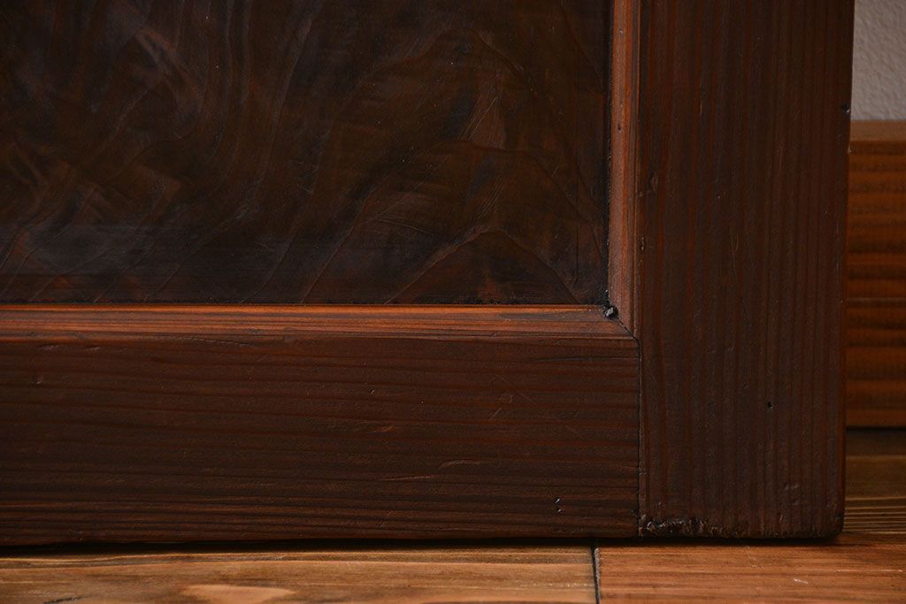 ヒノキ材　木目が印象的な自由蝶番付きガラスドア