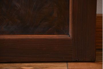 ヒノキ材　木目が印象的な自由蝶番付きガラスドア