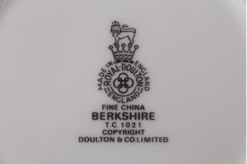 アンティーク　ロイヤルドルトン(BERKSHIRE)カップ&ソーサー 皿など24点(洋食器)