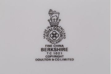 アンティーク　ロイヤルドルトン(BERKSHIRE)カップ&ソーサー 皿など24点(洋食器)