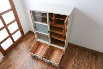 アンティーク家具　アンティークペイントガラス戸収納棚