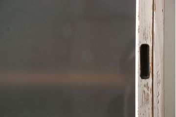 アンティーク家具　アンティークペイントガラス戸収納棚